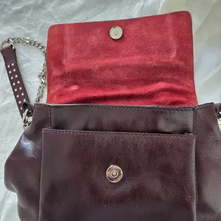 Bolso Zara con tachuelas burdeos