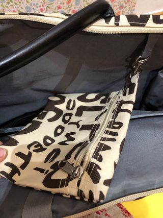 Bolsa de portátil beige y negra