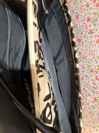 Bolsa de portátil beige y negra