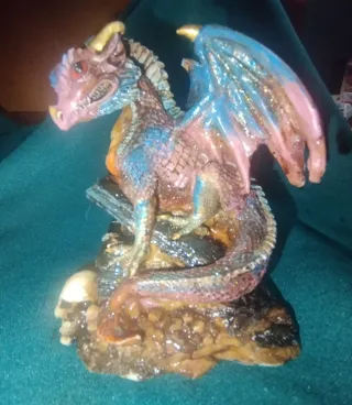 Figura dragón decorativo con calavera