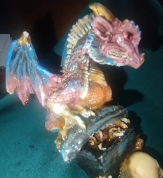 Figura dragón decorativo con calavera