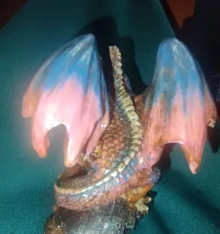 Figura dragón decorativo con calavera