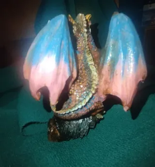 Figura dragón decorativo con calavera