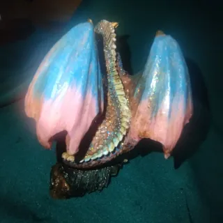 Figura dragón decorativo con calavera