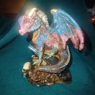 Figura dragón decorativo con calavera