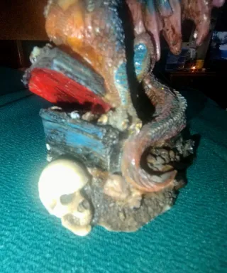 Figura dragón decorativo con calavera