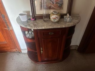 Mueble de entrada de madera y mármol