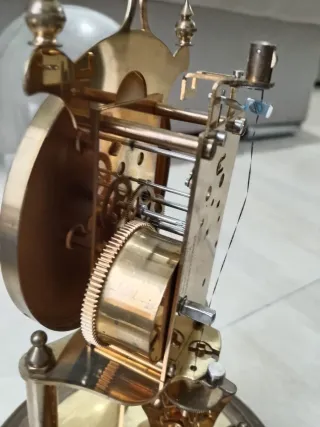 Reloj kundo vintage de sobremesa con péndulo