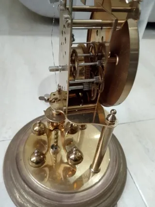 Reloj kundo vintage de sobremesa con péndulo