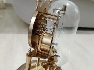 Reloj kundo vintage de sobremesa con péndulo