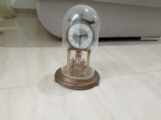 Reloj kundo vintage de sobremesa con péndulo