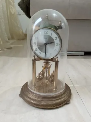 Reloj kundo vintage de sobremesa con péndulo
