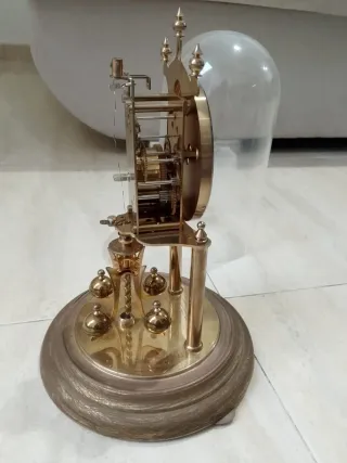 Reloj kundo vintage de sobremesa con péndulo