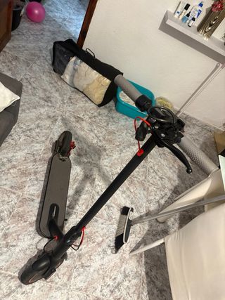 Patinete con cargador  Esta un poco desajustado