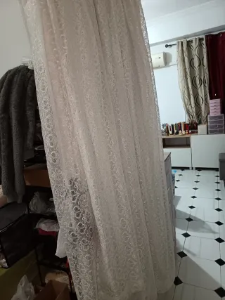 Cortina de encaje beige y blanco