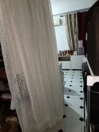 Cortina de encaje beige y blanco