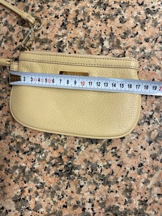 Bolso de mano pequeño beige y dorado