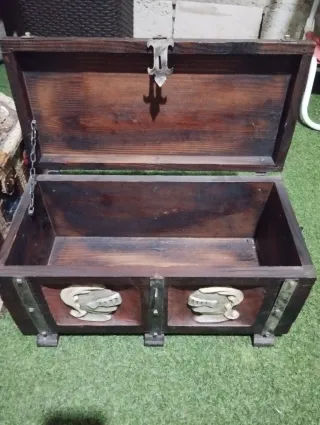 Caja de madera pequeña con detalles