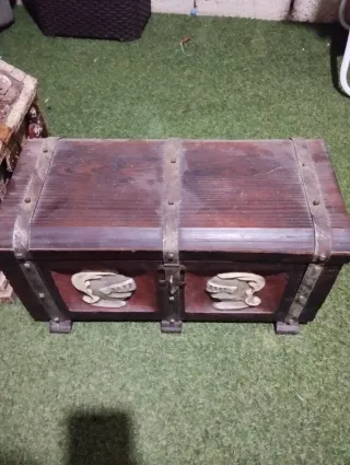 Caja de madera pequeña con detalles