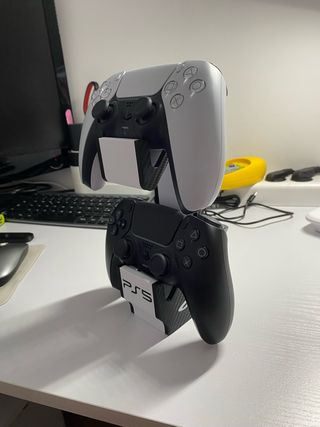 Supporto per due controller PS5