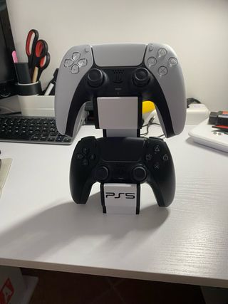 Supporto per due controller PS5