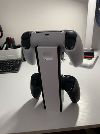 Supporto per due controller PS5