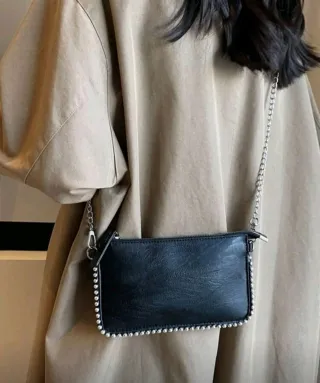 Bolso negro con tachuelas plateadas