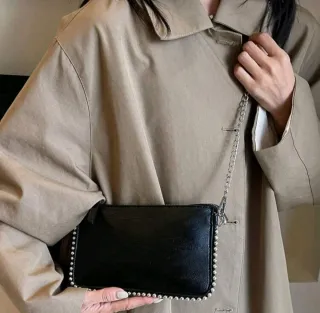 Bolso negro con tachuelas plateadas