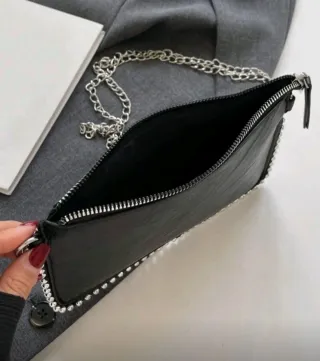 Bolso negro con tachuelas plateadas