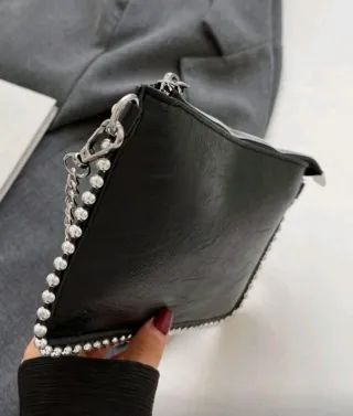 Bolso negro con tachuelas plateadas