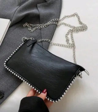 Bolso negro con tachuelas plateadas