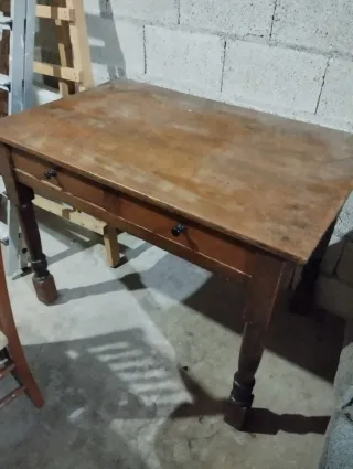 Mesa de madera con cajones