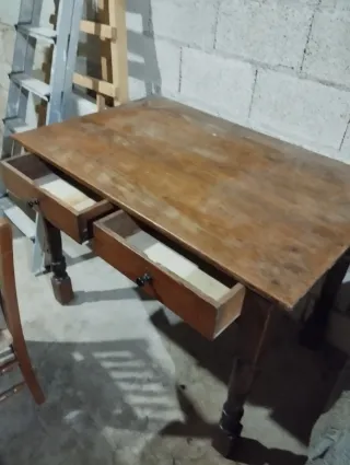 Mesa de madera con cajones