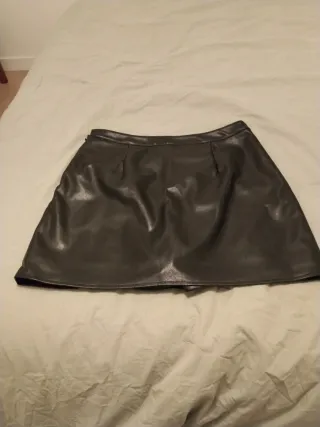 Falda pantalón corta polipiel negra