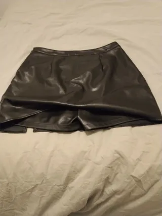 Falda pantalón corta polipiel negra