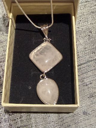 Collar colgante doble con cuarzo rosa natural