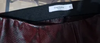 Pantalón efecto piel serpiente granate