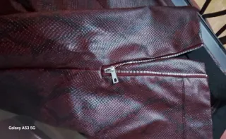 Pantalón efecto piel serpiente granate