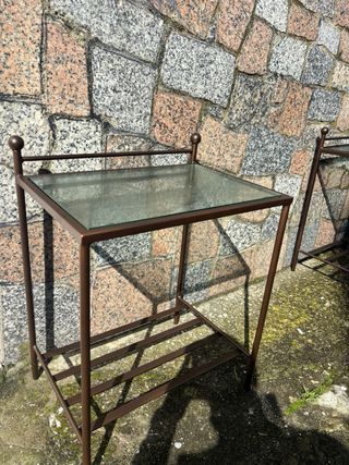 Conjunto de cabecero y dos mesitas de noche.