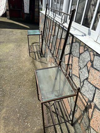 Conjunto de cabecero y dos mesitas de noche.