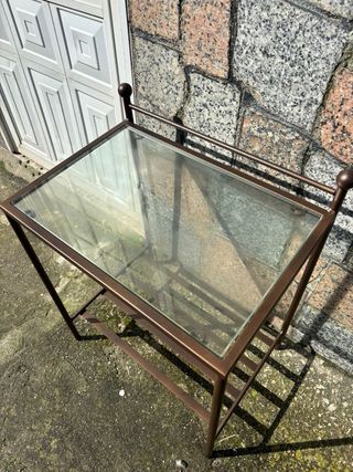 Conjunto de cabecero y dos mesitas de noche.