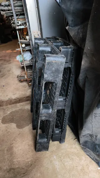 Palets de plástico negros