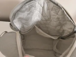 Mochila gris con bolsillos frontales