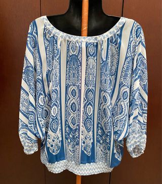 Blusa Yessica azul y blanca