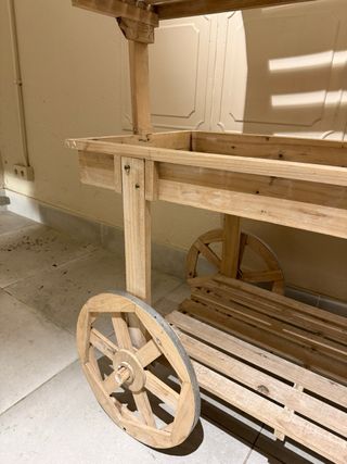 Carro de madera con ruedas