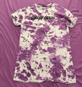 Camiseta oversize tie-dye morado y blanco