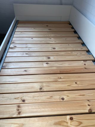 Diván/cama blanco con 2 cajones