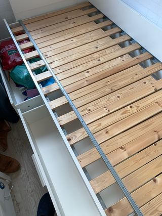 Diván/cama blanco con 2 cajones