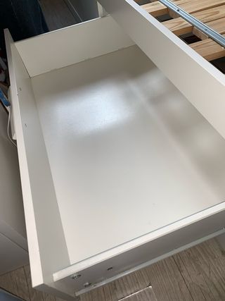 Diván/cama blanco con 2 cajones