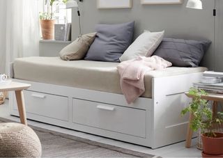 Diván/cama blanco con 2 cajones